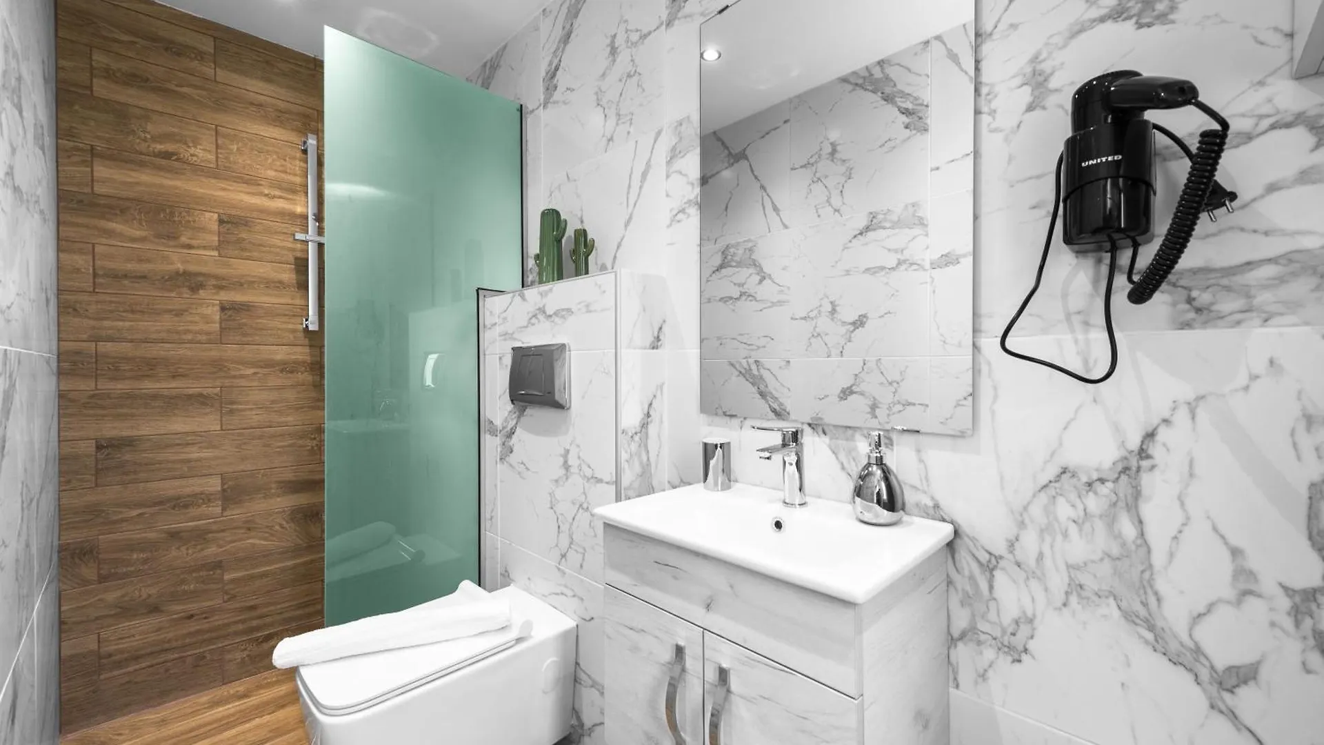Denizen Studios And Apartments, Nilie Hospitality Mgmt Soluň