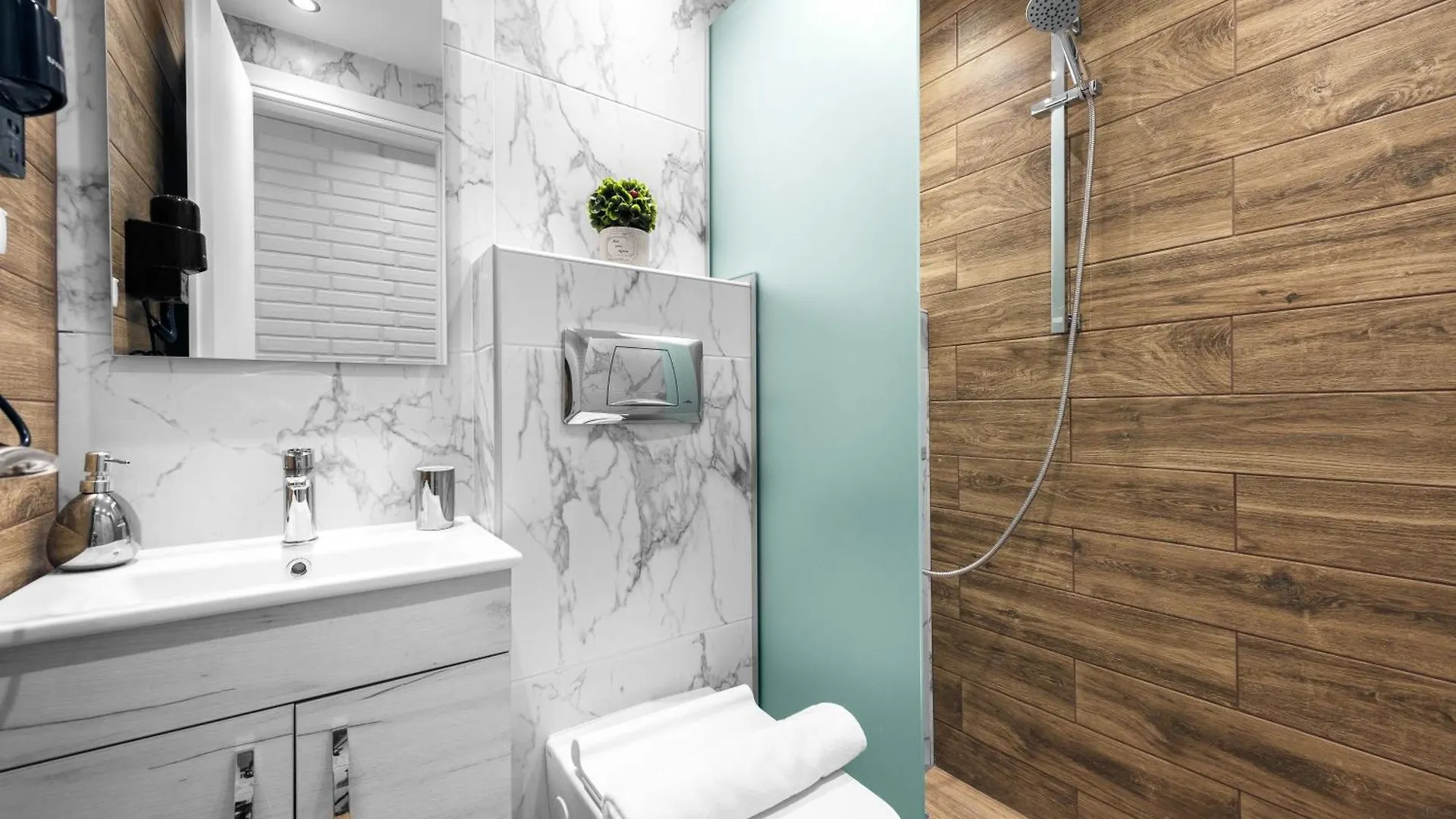 Denizen Studios And Apartments, Nilie Hospitality Mgmt Soluň